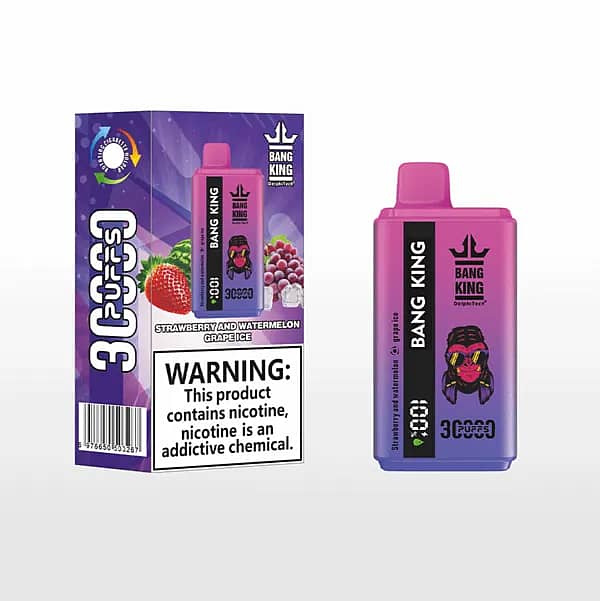 Bang King 30 000 bouffées jetables - Fraise et pastèque + glace de raisin ; dispositif rose à violet à côté d'une boîte de vente au détail violette avec des graphiques de fruits et un grand avertissement sur la nicotine.