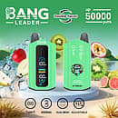 Jednorazowy waporyzator Bang Leader 50000 Puffs o dwóch smakach w kolorze zielonym z inteligentnym ekranem; akumulator typu C o pojemności 650 mAh, cewka o podwójnych oczkach, regulowana moc; pokazano smaki Apple Pear i Kiwi Passion Fruit Guava.