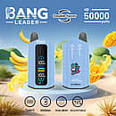 Jednorazowy waporyzator Bang Leader 50000 Puffs o dwóch smakach w jasnoniebieskim kolorze z inteligentnym wyświetlaczem; akumulator typu C o pojemności 650 mAh, regulowana moc, cewka o podwójnych oczkach; pokazano smaki Banana Ice i Mango.